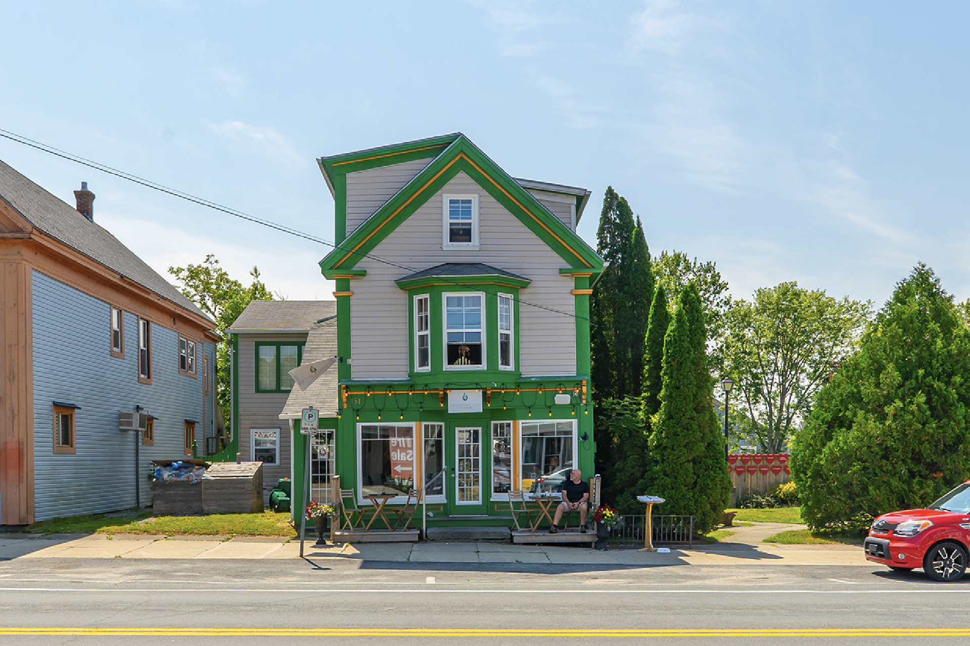 THE EMERALD LIGHT Kitchen & Bar